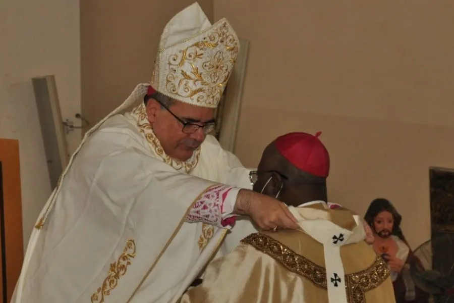 Mgr Antonio Guido Filipazzi confère le pallium à Mgr Ignatius Ayau Kaigama. Crédit : Archidiocèse d'Abuja