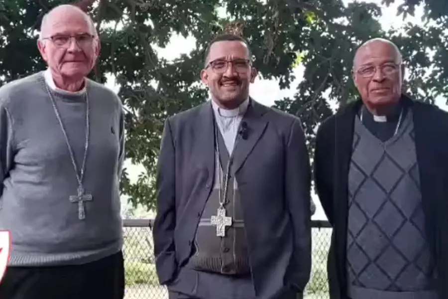 Wilfrid Fox Cardinal Napier (à droite), Mgr Sithembele Sipuka (au centre) et le cardinal désigné Stephen Brislin (à gauche). Crédit : SACBC