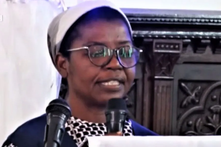 Capture d'écran de Sœur Leah Kayembe, supérieure provinciale des Sœurs Poverelles (PS), prononçant son discours lors de la célébration du Jubilé d'argent au Kenya. Crédit : Capuchin Television.