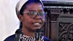 Capture d'écran de Sœur Leah Kayembe, supérieure provinciale des Sœurs Poverelles (PS), prononçant son discours lors de la célébration du Jubilé d'argent au Kenya. Crédit : Capuchin Television. / 