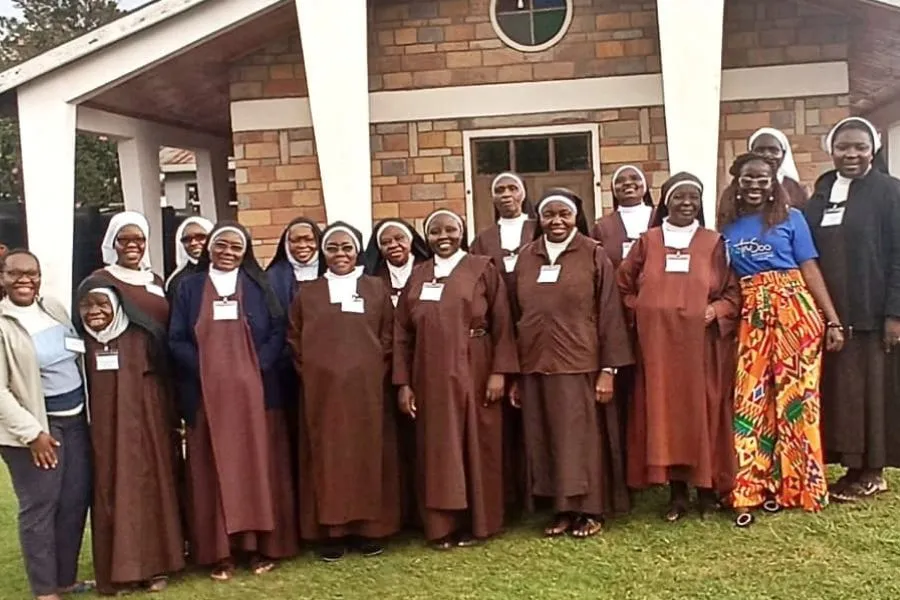 Les membres de l'Ordre des Carmes Déchaussés (OCD) dans leur monastère du diocèse de Kisii au Kenya avec Caroline Kavita et Ndanu Mung'ala, qui ont animé un atelier de deux jours sur le Synode sur la synodalité - les 2 et 3 août. Crédit : African Synodality Initiative (ASI)