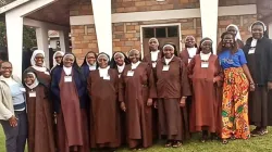 Les membres de l'Ordre des Carmes Déchaussés (OCD) dans leur monastère du diocèse de Kisii au Kenya avec Caroline Kavita et Ndanu Mung'ala, qui ont animé un atelier de deux jours sur le Synode sur la synodalité - les 2 et 3 août. Crédit : African Synodality Initiative (ASI) / 