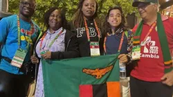 Journée mondiale de la jeunesse 2023 : Délégués avec le drapeau zambien. Crédit : Vatican Media / 
