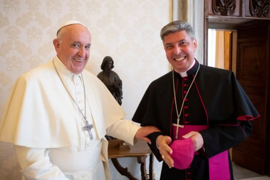 Mgr José Avelino Bettencourt avec le Pape François à Rome. Crédit : Vatican Media