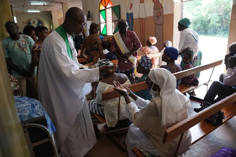 Une messe au Burkina Faso. Crédit : Aide à l'Église en détresse