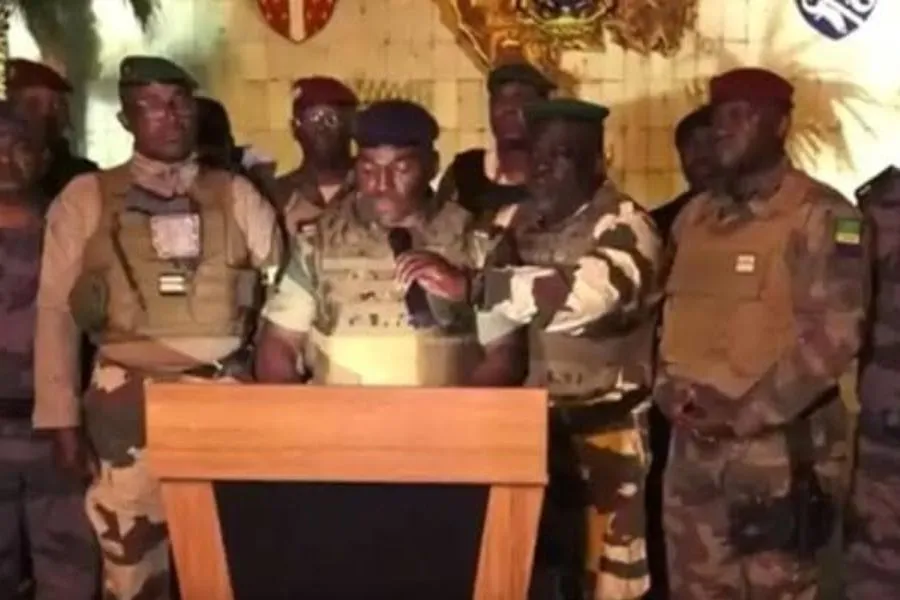 Capture d'écran d'officiers militaires au Gabon annonçant qu'ils ont pris le pouvoir. Crédit : Télévision nationale du Gabon