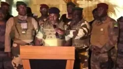 Capture d'écran d'officiers militaires au Gabon annonçant qu'ils ont pris le pouvoir. Crédit : Télévision nationale du Gabon / 
