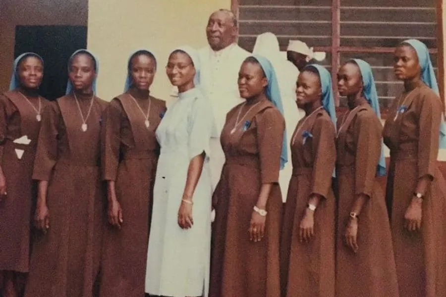 L'archevêque émérite Joseph Henry Ganda sur une photo non datée avec des membres de Notre-Dame de la Visitation (OLV), congrégation qu'il a fondée et qui continue de prospérer en Sierra Leone. Crédit : Père Peter Konteh