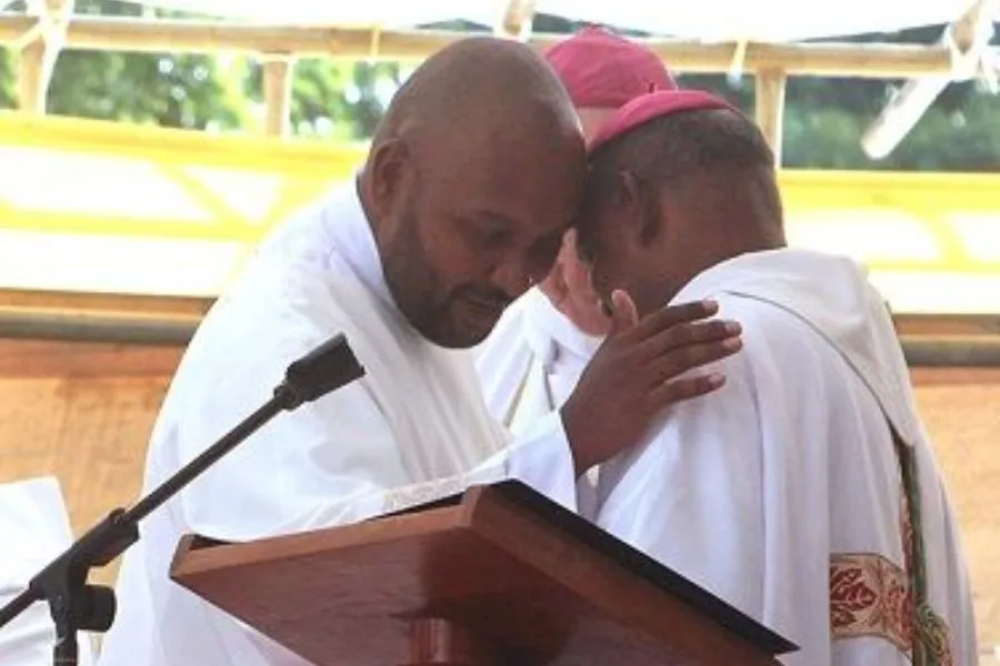 Mgr Jean Michaël Durhône embrasse Yannick Casquette lors de l'ordination diaconale du 3 septembre. Crédit : Diocèse de Port Louis