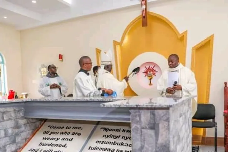 Mgr Philip Subira Anyolo, archevêque de Nairobi (Kenya), bénissant la chapelle de l'hôpital de la mission St. Matia Mulumba, le mardi 5 septembre 2023. Crédit : Archidiocèse de Nairobi. / 