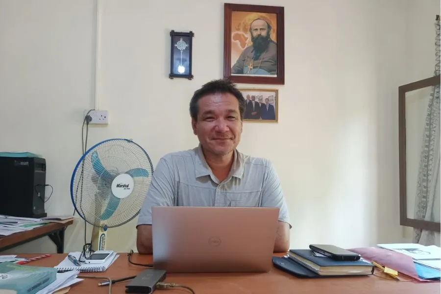 Le P. Gregor Schmidt, supérieur provincial des Missionnaires Comboniens au Soudan du Sud, dans son bureau à Juba. Crédit : Kerbino Kuel Deng, ACI Afrique.