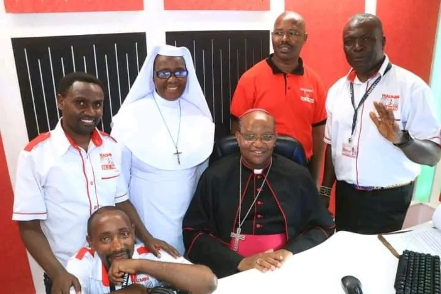 Sœur Adelaide Felicitas Ndilu, directrice de la radio Waumini à Nairobi, Kenya, avec l'archevêque Anthony Muheria et quelques membres du personnel. Crédit : Radio Waumini
