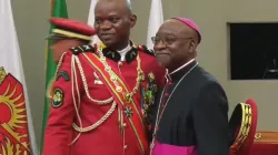 Mgr Jean-Patrick Iba-Ba, archevêque de Libreville, avec le président de la transition gabonaise, le général Brice Oligui Nguema. Crédit : Père Serge-Patrick Mabickassa / 
