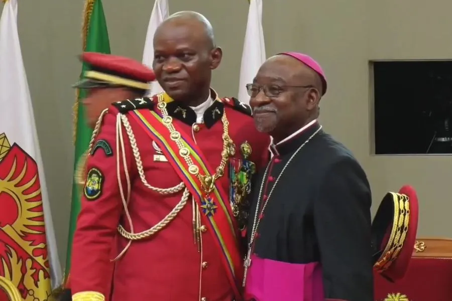 Mgr Jean-Patrick Iba Ba, archevêque de Libreville, avec le général Brice Oligui Nguema. Crédit : Père Serge-Patrick Mabickassa
