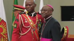 Mgr Jean-Patrick Iba Ba, archevêque de Libreville, avec le général Brice Oligui Nguema. Crédit : Père Serge-Patrick Mabickassa / 