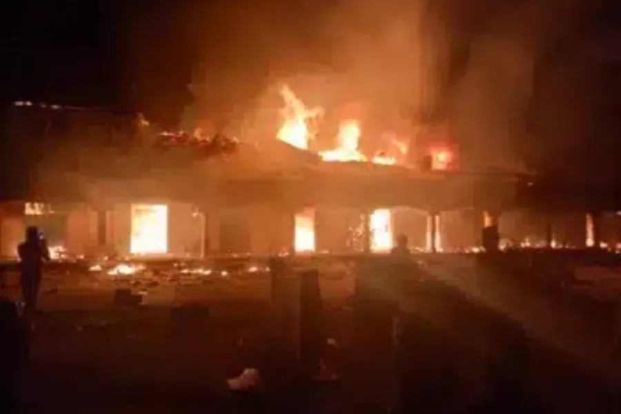 Une capture d'écran d'une vidéo partagée avec ACI Afrique qui montre la maison paroissiale de l'église catholique St. Raphael Fadan Kamantan du diocèse de Kafanchan en flammes.