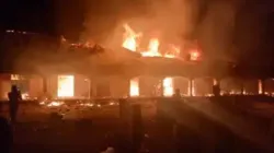 Une capture d'écran d'une vidéo partagée avec ACI Afrique qui montre la maison paroissiale de l'église catholique St. Raphael Fadan Kamantan du diocèse de Kafanchan en flammes. / 