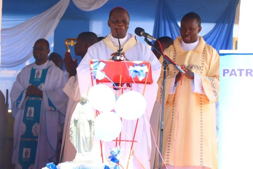 Mgr Maurice Muhatia Makumba, archevêque de l'archidiocèse de Kisumu au Kenya, célébrant la messe le jour de la fête de la Nativité de la Bienheureuse Vierge Marie au Petit Séminaire Saint-Gabriel de son siège métropolitain. Crédit : Radio Maria Kenya- Kisumu.