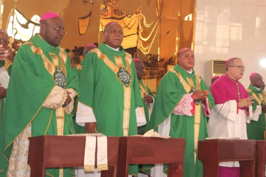 Mgr Ignatius Kaigama (premier à partir de la gauche) lors de la messe d'ouverture de la 2e session plénière de la Conférence des évêques catholiques du Nigeria (CBCN) à l'église Holy Trinity, Maitamain, dans l'archidiocèse d'Abuja. Crédit : Archidiocèse d'Abuja.
