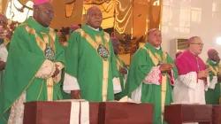 Mgr Ignatius Kaigama (premier à partir de la gauche) lors de la messe d'ouverture de la 2e session plénière de la Conférence des évêques catholiques du Nigeria (CBCN) à l'église Holy Trinity, Maitamain, dans l'archidiocèse d'Abuja. Crédit : Archidiocèse d'Abuja. / 