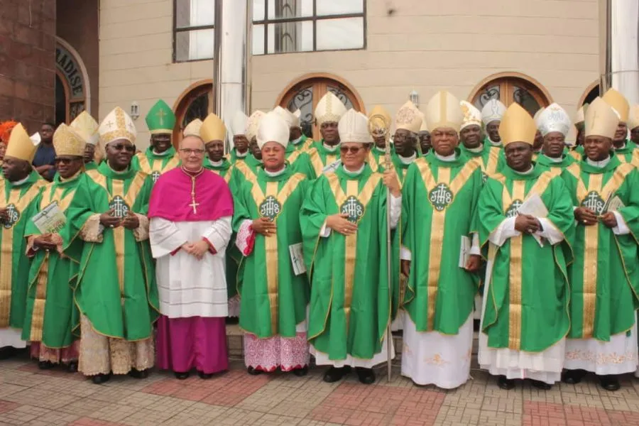 Les évêques catholiques du Nigeria avec l'archevêque Antonio Guido Filipazzi. Crédit : Archidiocèse d'Abuja