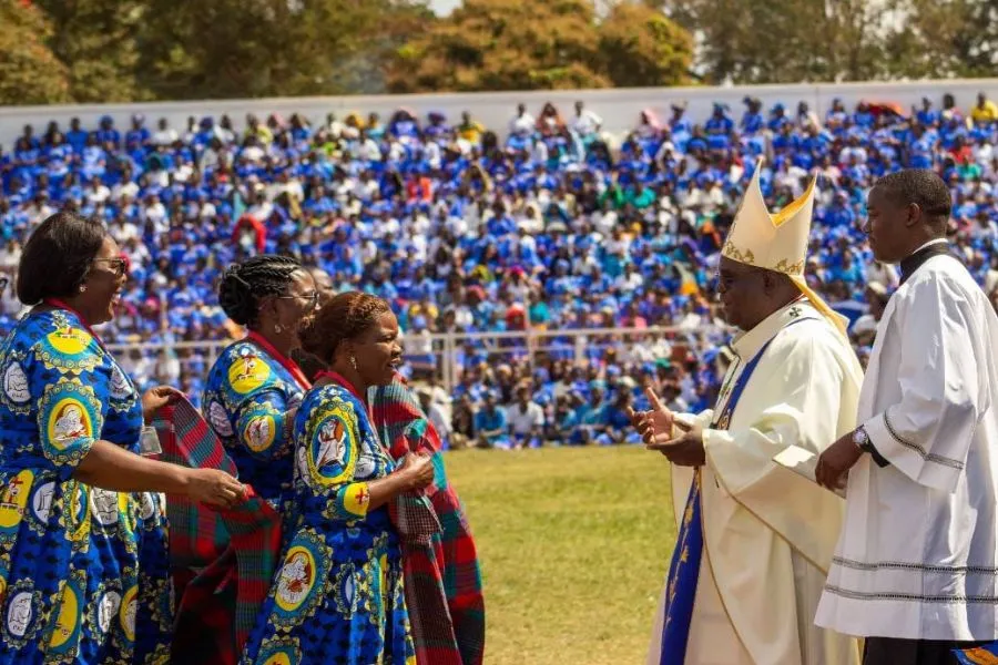 Mgr George Desmond Tambala, archevêque de l'archidiocèse catholique de Lilongwe, reçoit des cadeaux des femmes catholiques lors de la célébration du jubilé d'or au stade Civo. Crédit : ECM