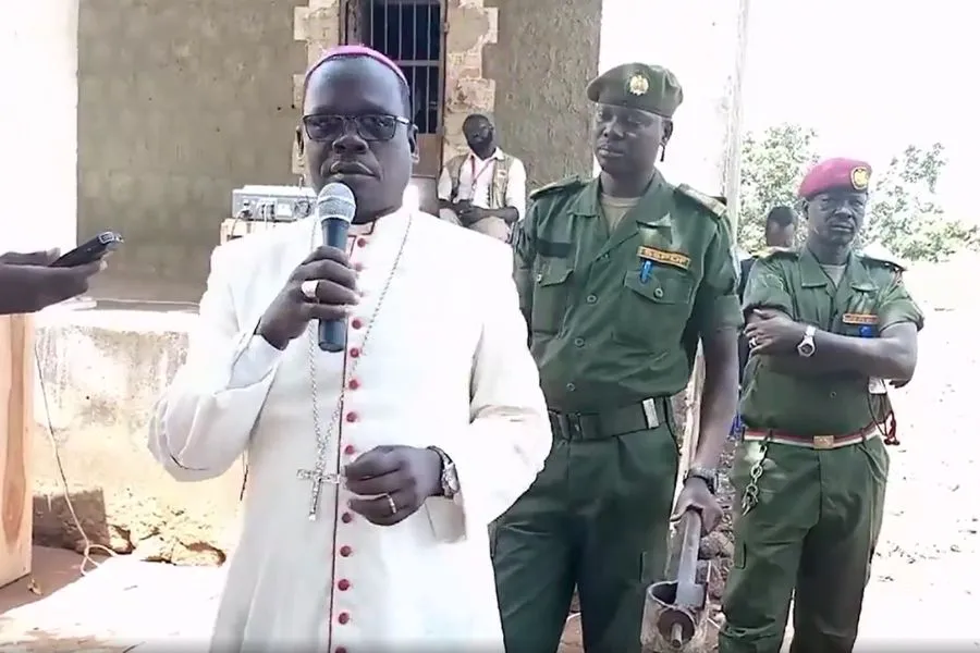 Mgr Alex Lodiong Sakor Eyobo s'exprime lors du lancement du tout premier tribunal militaire dans le comté de Yei River, dans l'État d'Equatoria central, au Soudan du Sud.