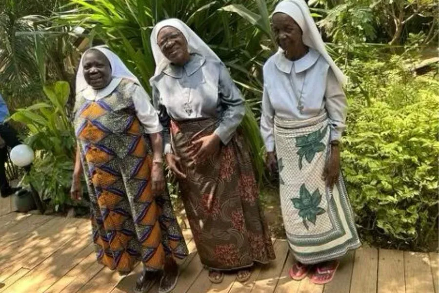 Sr Lucy Tiyu (à gauche), Sr. Rose Ajija (au centre), et Sr. Pierina Achito (à droite), toutes de la communauté SHS d'Umbadah Omdurman dans la capitale du Soudan, Khartoum. Crédit : The Vulnerable People Project