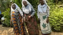 Sr Lucy Tiyu (à gauche), Sr. Rose Ajija (au centre), et Sr. Pierina Achito (à droite), toutes de la communauté SHS d'Umbadah Omdurman dans la capitale du Soudan, Khartoum. Crédit : The Vulnerable People Project / 