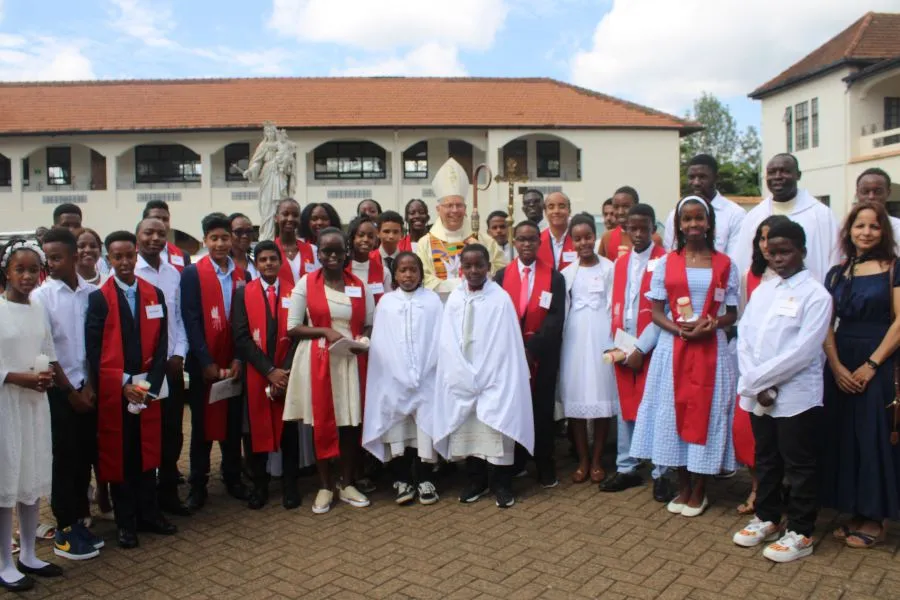 Mgr Hubertus Maria van Megen avec les personnes à qui il a conféré le sacrement de confirmation dans la chapelle de l'école Loreto Convent Msongari de la paroisse St. Austin Msongari de l'archidiocèse de Nairobi. Crédit : ACI Afrique