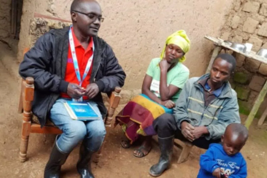 Visite à domicile de la nutritionniste de GKB à la famille de Bizimana Jean de Dieu située dans le village de Nyrataba, cellule de Taba, secteur de Tumba dans le district de Rulindo, mai 2023. Crédit : Caritas Rwanda