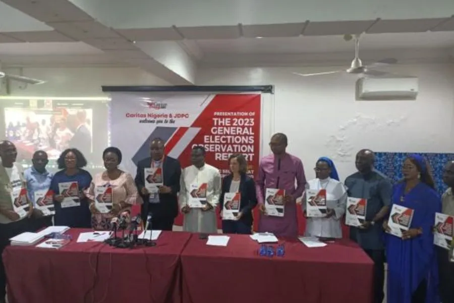 Les membres de Caritas Nigeria avec des copies du rapport d'observation des élections générales de 2023. Crédit : Nigeria Catholic Network