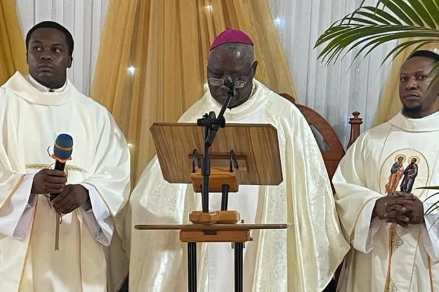 Mgr Ignatius Ayau Kaigama pendant la messe à la paroisse Saint-Augustin de l'archidiocèse d'Abuja. Crédit : Archidiocèse d'Abuja