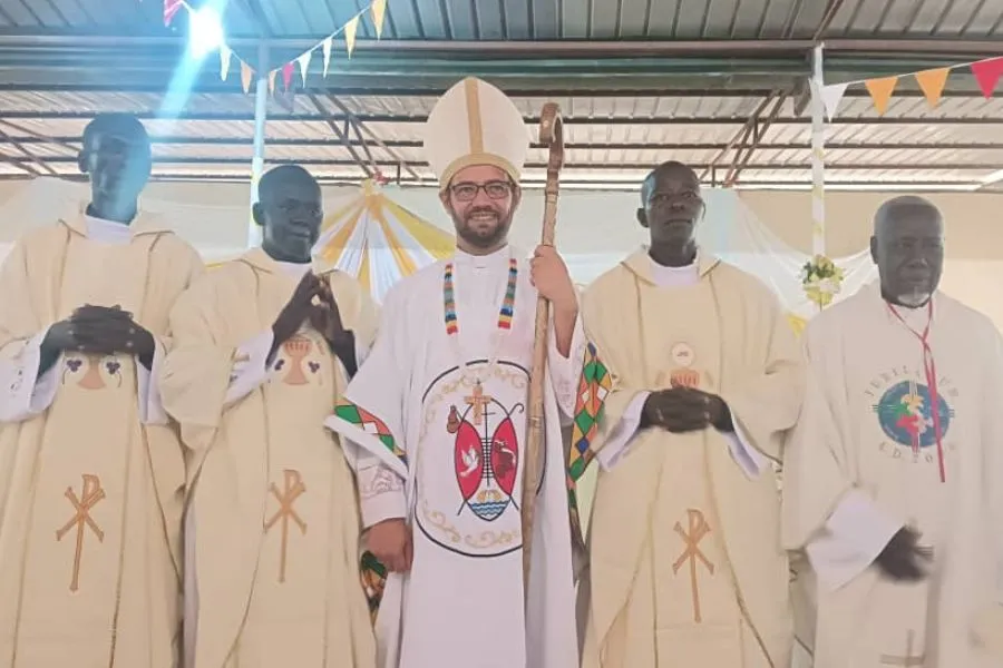 Mgr Christian Carlassare avec les trois prêtres qu'il a ordonnés le 11 juin 2023. Crédit : P. Tamil Selvan SDB/Tonj/Rumbek/Soudan du Sud