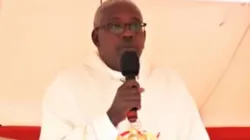 L'aumônier principal du Service des prisons du Kenya, le père Peter Kimani, s'exprimant le mardi 1er août lors de la cérémonie de remise des prix à l'école St. Jude Donholm, dans l'archidiocèse catholique de Nairobi, au Kenya. Crédit : Capuchin TV. / 