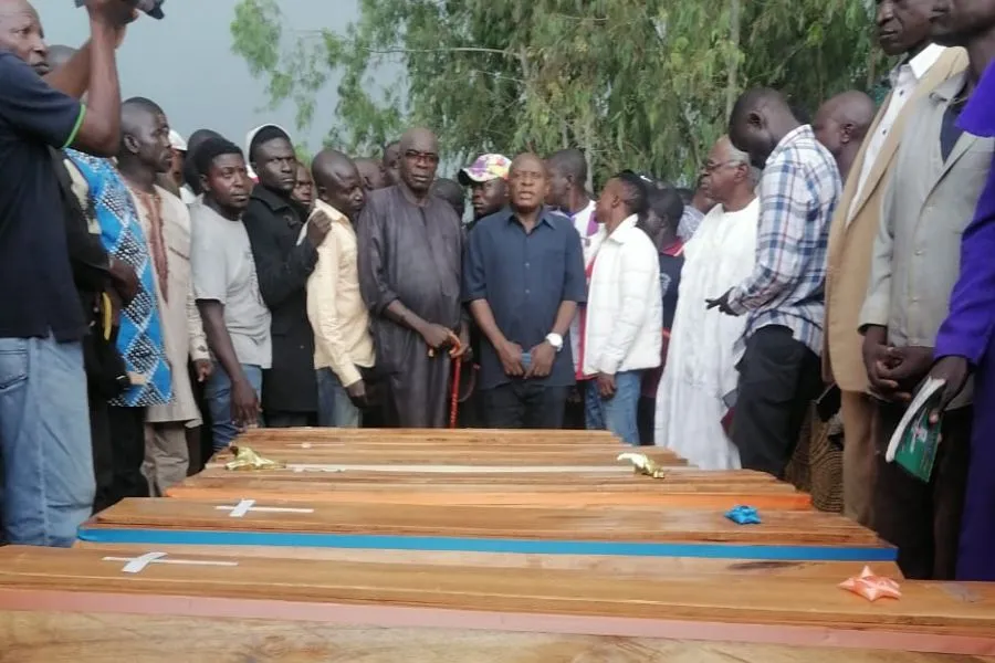 L'enterrement des victimes des attaques des Fulanis à Riyom, une zone de gouvernement local desservie par la paroisse St. Laurence de l'archidiocèse catholique de Jos au Nigéria. Crédit : Père George Barde