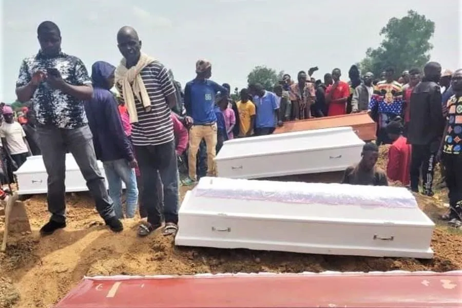 Des familles enterrent leurs proches après des meurtres de masse et des incendies de maisons civiles dans l'État d'Imo, au Nigeria. Crédit : Intersociety