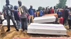 Des familles enterrent leurs proches après des meurtres de masse et des incendies de maisons civiles dans l'État d'Imo, au Nigeria. Crédit : Intersociety / 