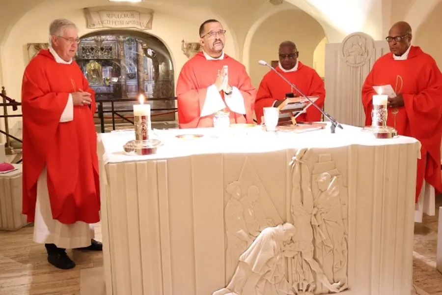 La Troïka de la SACBC avec le Cardinal Napier au Tombeau de Saint Pierre, Rome. Crédit : SACBC
