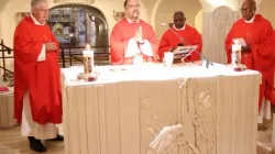 La Troïka de la SACBC avec le Cardinal Napier au Tombeau de Saint Pierre, Rome. Crédit : SACBC / 