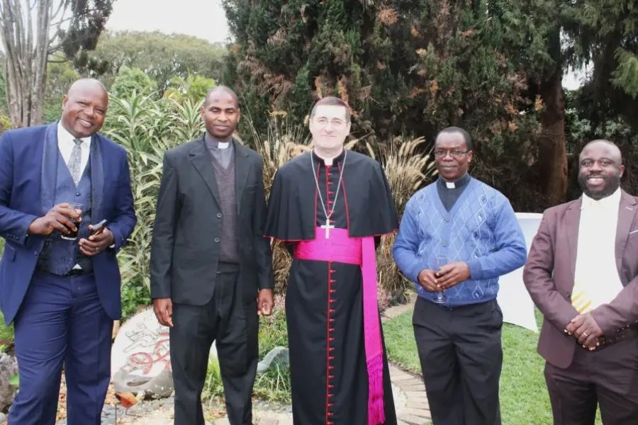 Mgr Paolo Rudelli (au centre) entouré de M. Marius Zibgwi, du père Reason Nyathi, du père Bernard Mukwewa et de M. Albert Dhafana. Crédit : Actualités catholiques Zimbabwe