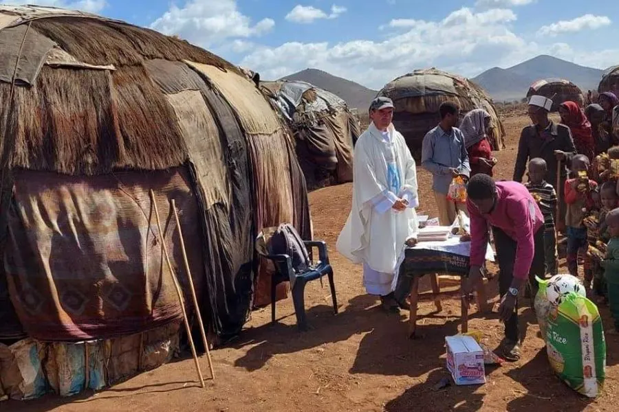 Don de nourriture après la messe dans un village du désert de Chalbi desservi par le diocèse catholique de Marsabit au Kenya. Crédit : Père Aurelian Herciu