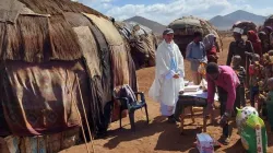 Don de nourriture après la messe dans un village du désert de Chalbi desservi par le diocèse catholique de Marsabit au Kenya. Crédit : Père Aurelian Herciu / 
