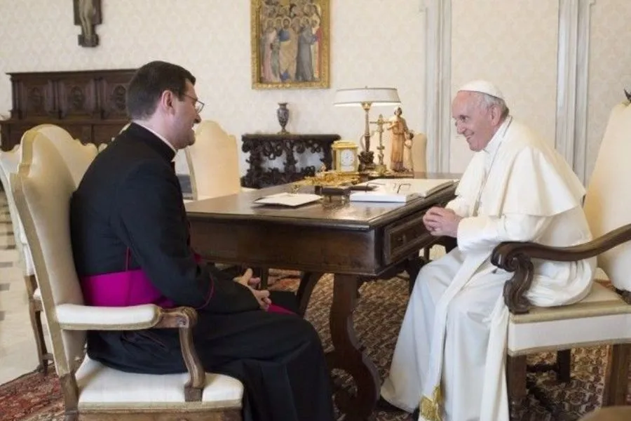 Mgr Paolo Rudelli en audience avec le pape François à Rome. Crédit : Vatican Media