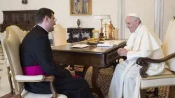 Mgr Paolo Rudelli en audience avec le pape François à Rome. Crédit : Vatican Media / 
