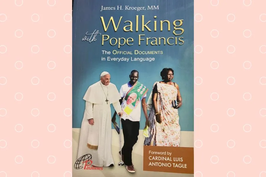 Le nouveau livre intitulé "Walking with Pope Francis - The Official Documents in Everyday Language" (Marcher avec le Pape François - Les documents officiels dans le langage de tous les jours). Crédit : Paulines Publications Africa (PPA)