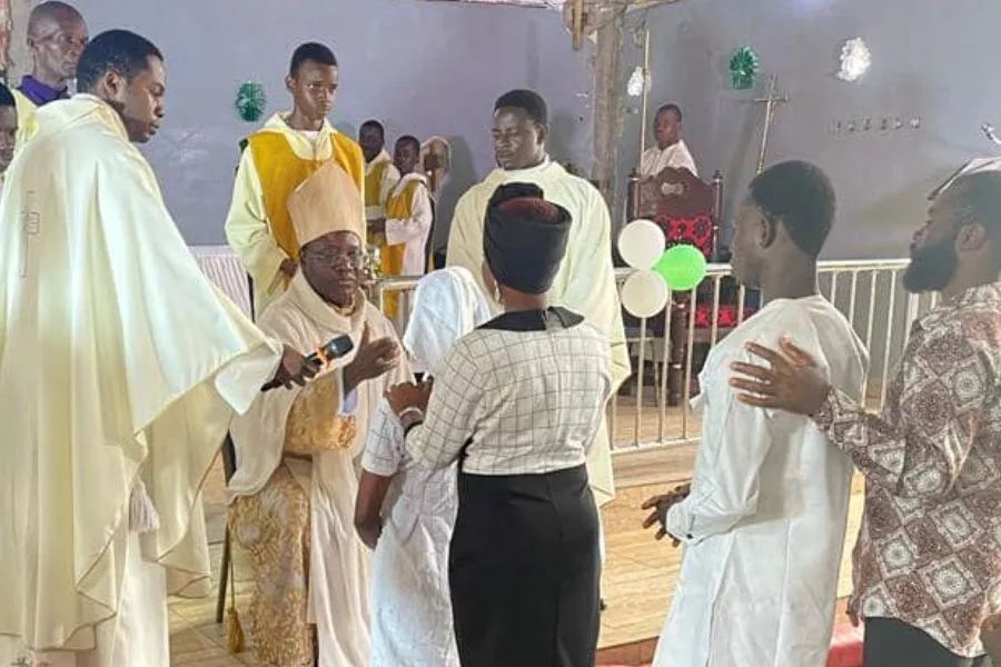 Mgr Ignatius Ayau Kaigama administre le sacrement de la confirmation dans la zone pastorale de St. Augustine, Pyape II de l'archidiocèse d'Abuja. Crédit : Archidiocèse d'Abuja