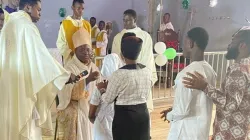 Mgr Ignatius Ayau Kaigama administre le sacrement de la confirmation dans la zone pastorale de St. Augustine, Pyape II de l'archidiocèse d'Abuja. Crédit : Archidiocèse d'Abuja / 