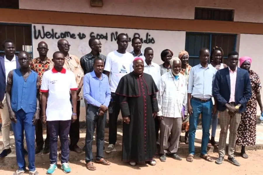 Mgr Mathew Remijio Adam, évêque du diocèse de Wau au Soudan du Sud, avec des agents pastoraux. Crédit : Diocèse de Wau