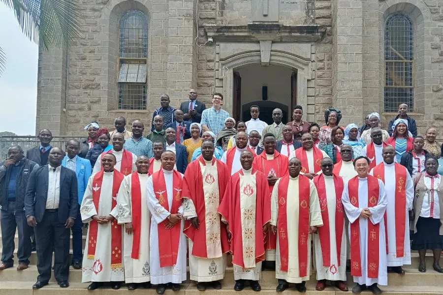 Les membres de la Congrégation du Saint-Esprit (Holy Ghost Fathers/Spiritans/CSSp.) au Kenya avec des associés laïcs et des partenaires lors de la collecte de fonds annuelle connue sous le nom de Spiritan Family Day à la paroisse St. Austin's Msongari de l'archidiocèse catholique de Nairobi. Crédit : ACI Afrique